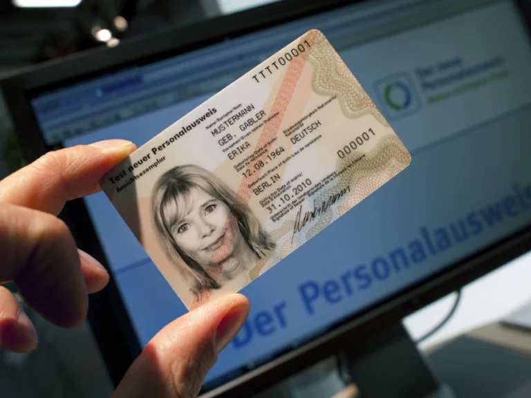 Wie oft muss man den Personalausweis erneuern?